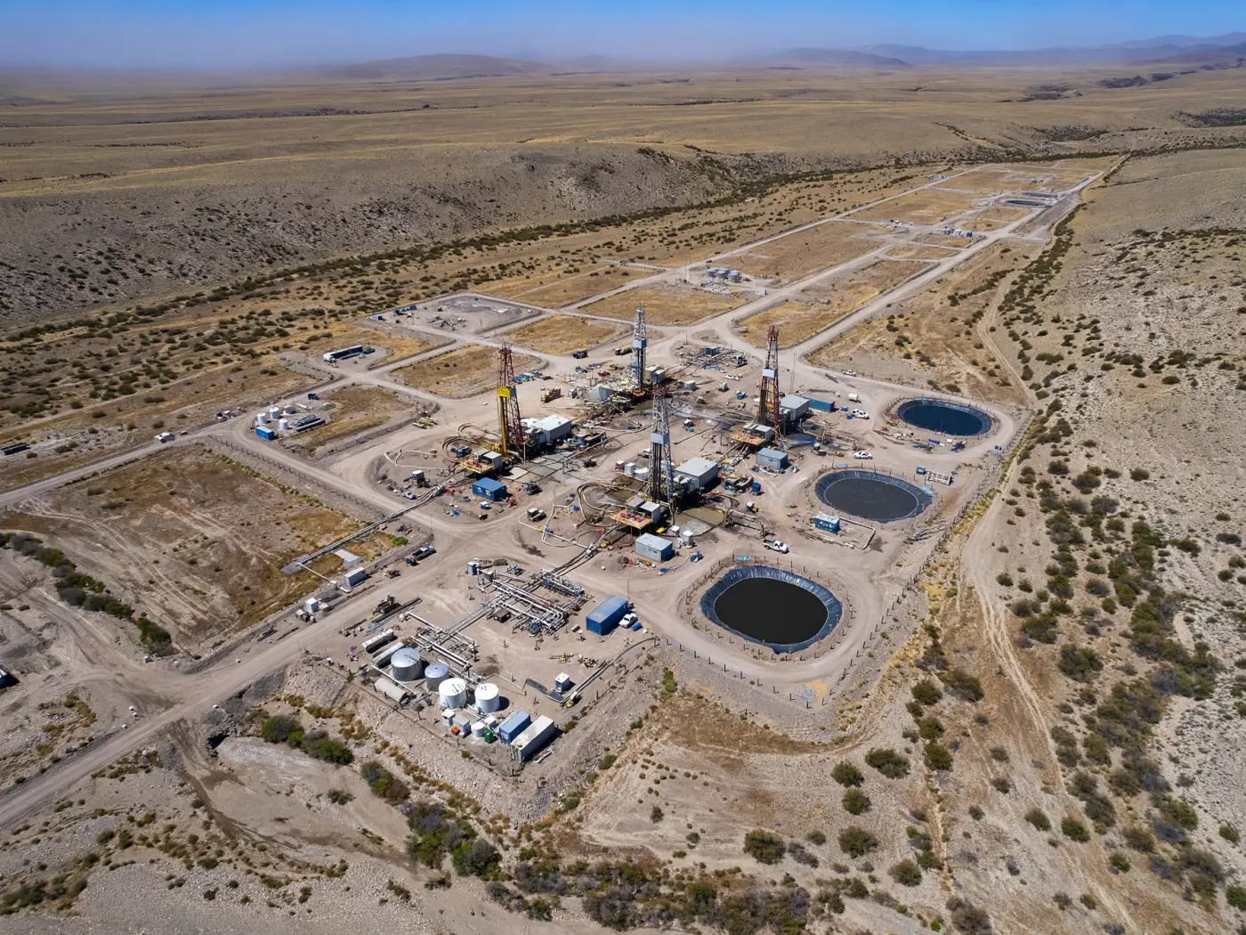 Vista aérea de un pad de perforación en Vaca Muerta, Añelo, Neuquén